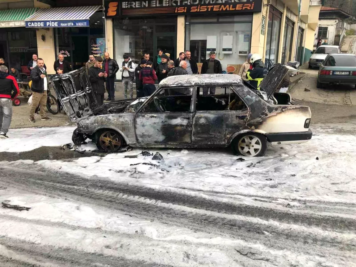 Trabzon\'un Vakfıkebir ilçesinde sokak ortasında araç yangını