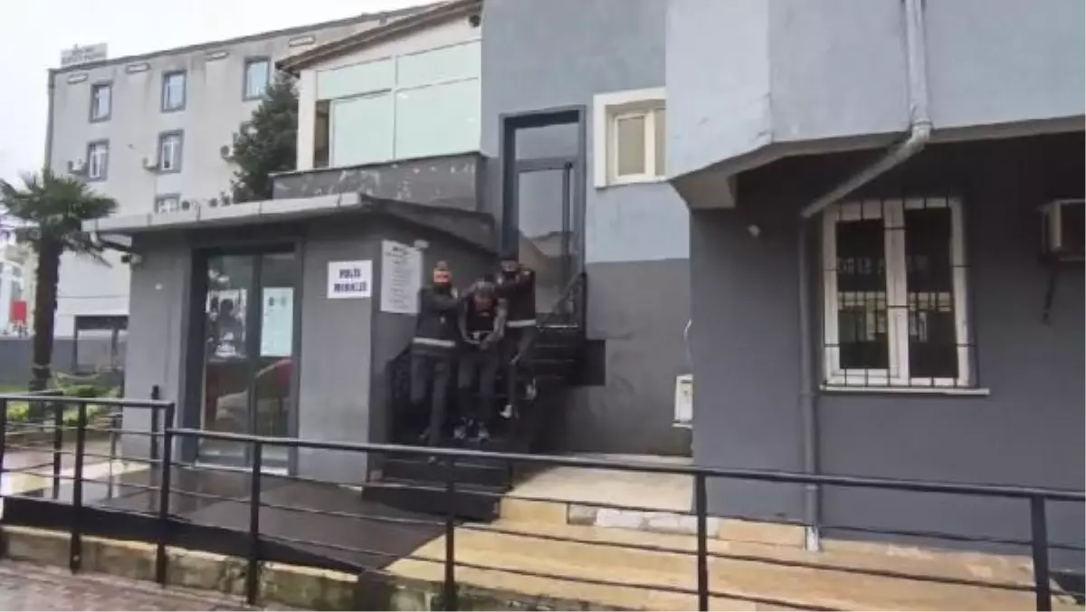 Ümraniye\'de Kaldırımda Yürüyen Kadın Bıçaklı Saldırıya Uğradı