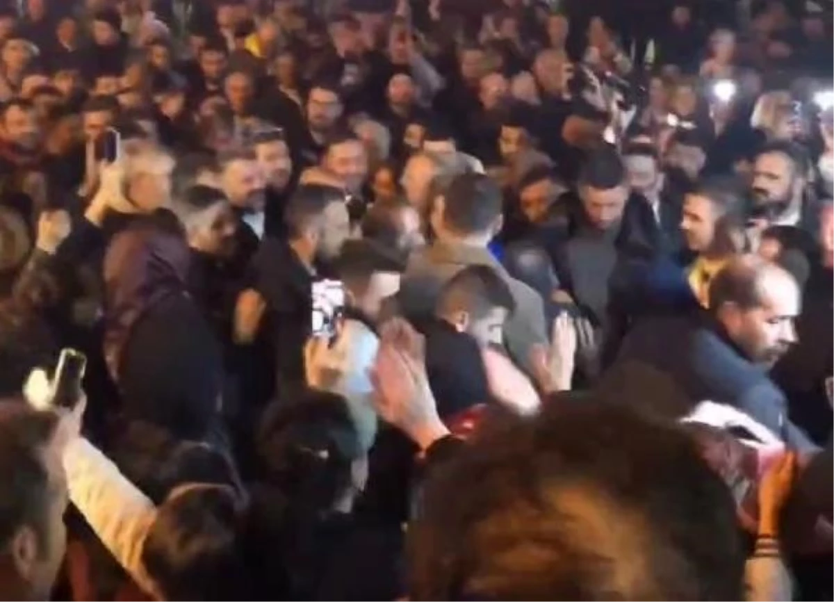 AK Parti Yalova Belediye Başkanı Mustafa Tutuk, İstanbul dönüşü meşalelerle karşılandı