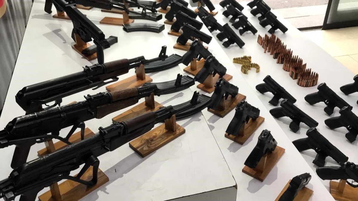 İstanbul\'da çete operasyonunda ele geçirilen suç unsurları sergilendi