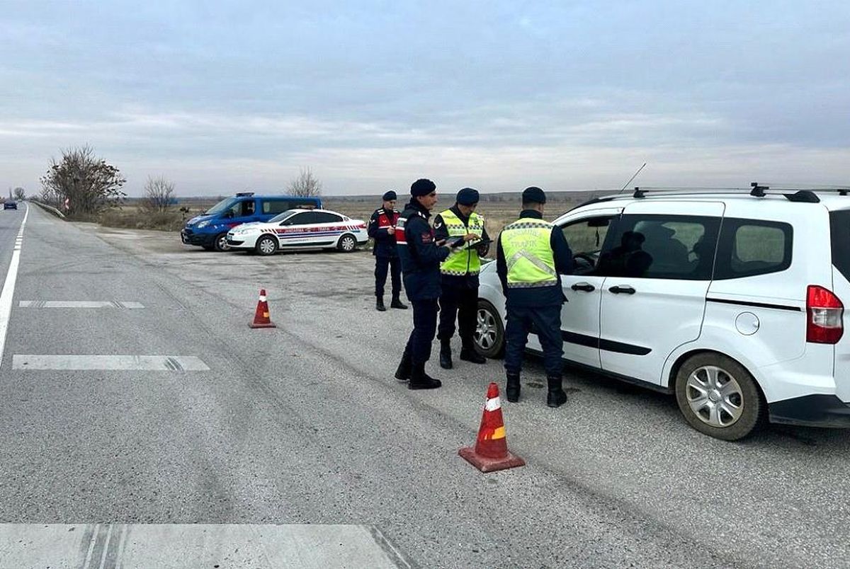 Eskişehir\'de Trafik Denetiminde 370 Araç Sürücüsüne 984 Bin TL Cezai İşlem Uygulandı