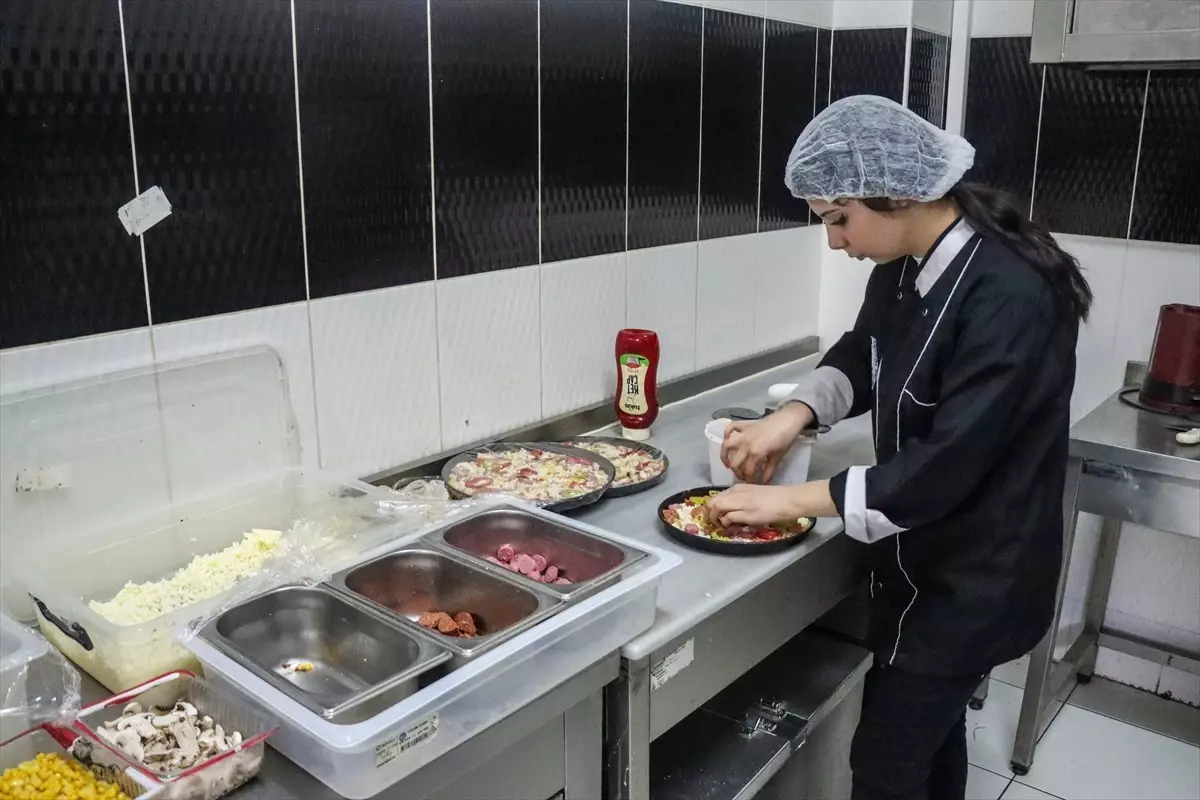 Adana\'da Evliya Çelebi Mesleki ve Teknik Anadolu Lisesi Öğrencileri Yemek Yapmayı Öğreniyor