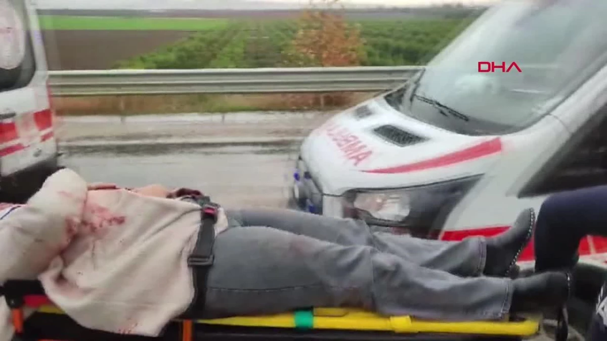 Kozan\'da yağış nedeniyle yolcu minibüsü devrildi, 8 yaralı