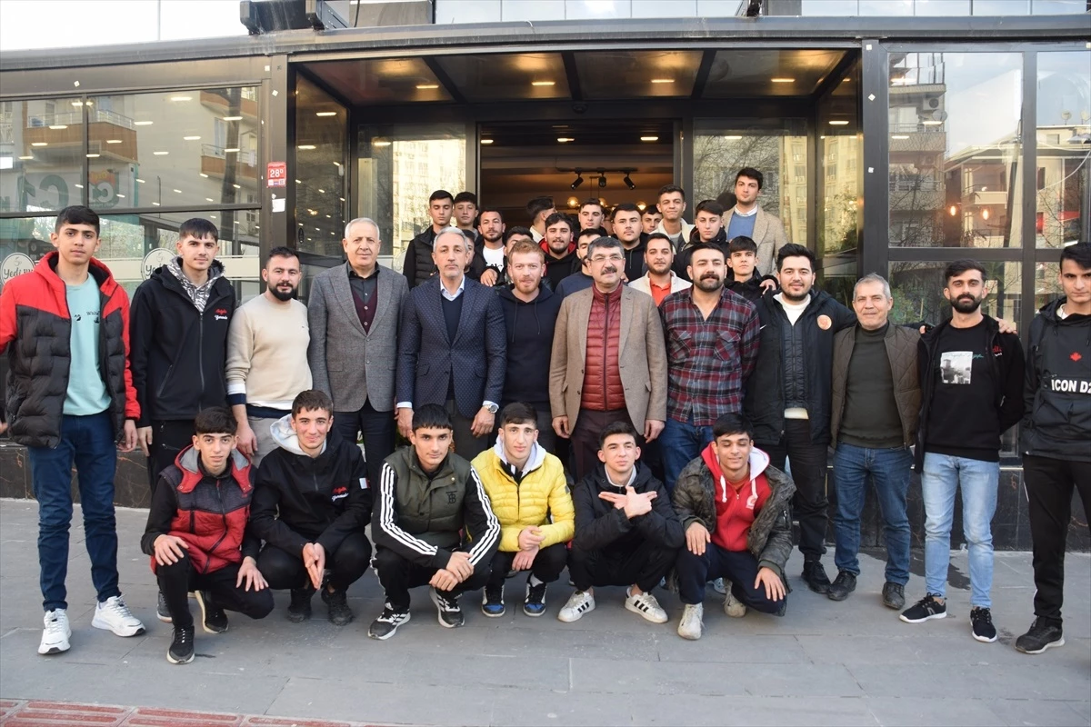 AK Parti Milletvekili Ferhat Nasıroğlu, Yarasalar Taraftar Grubu ile Buluştu