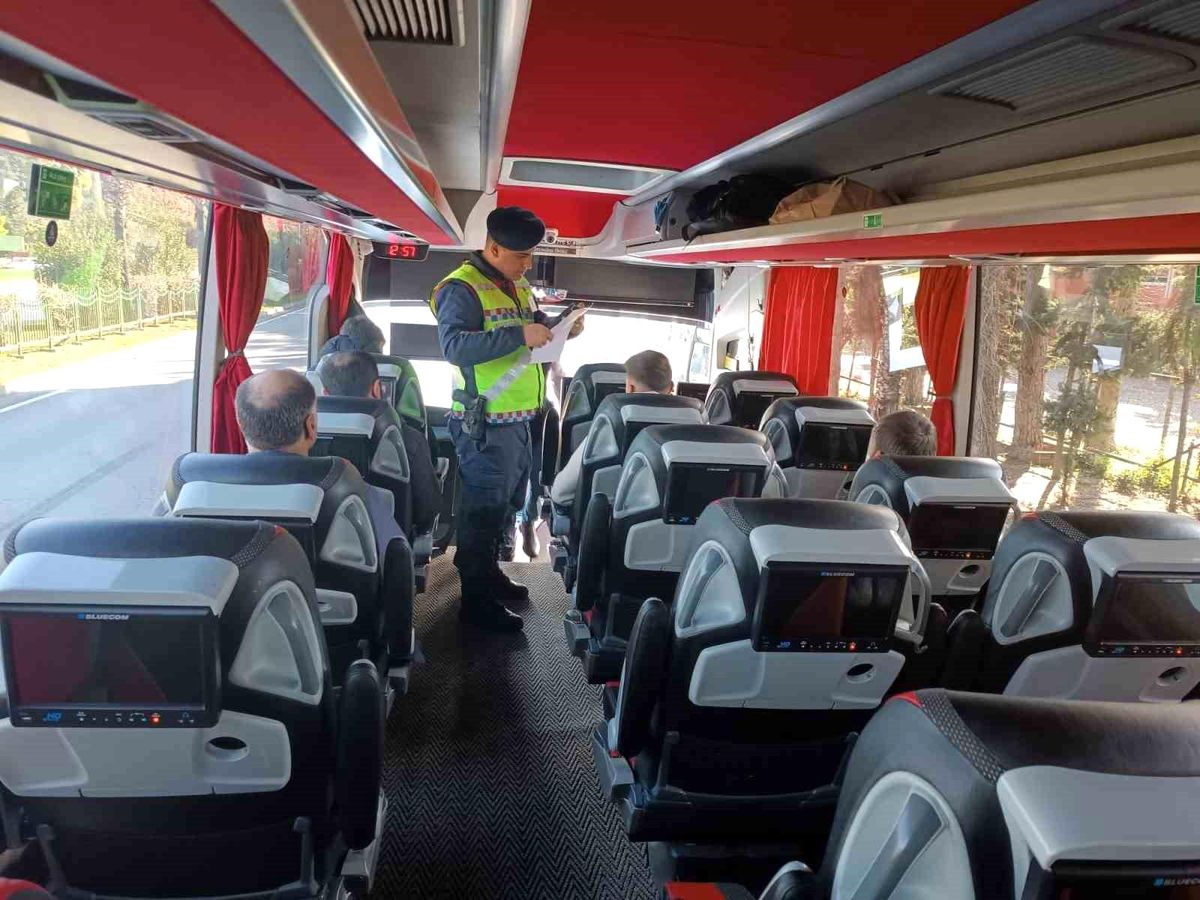 Alanya\'da yapılan trafik uygulamasında 11 araç trafikten men edildi