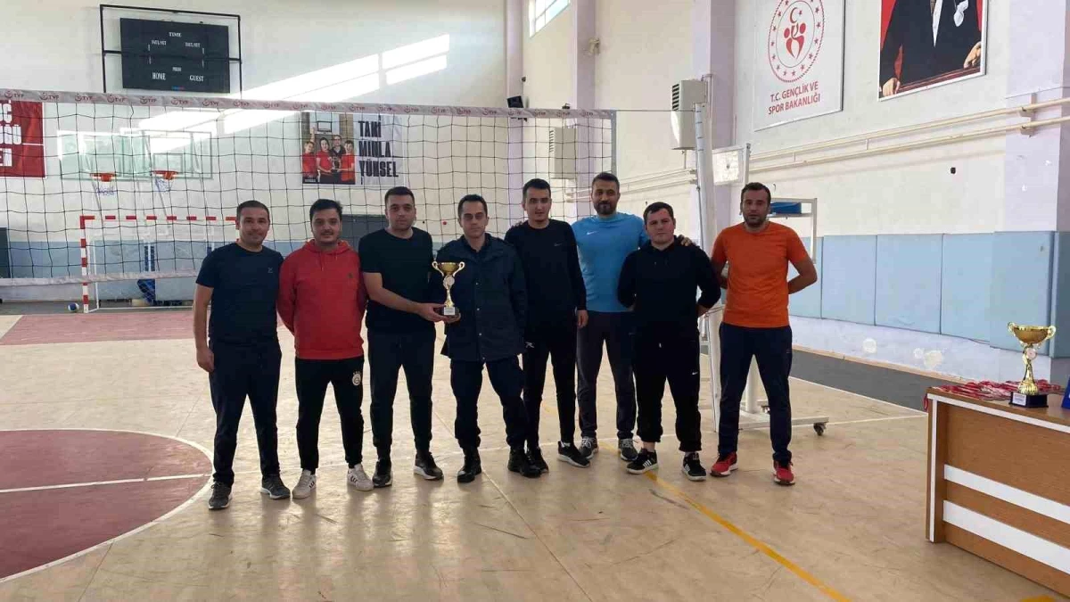 Altunhisar Gençlik ve Spor İlçe Müdürlüğü\'nün düzenlediği \'100. Yıl Kurumlar Arası Voleybol Turnuvası\' tamamlandı