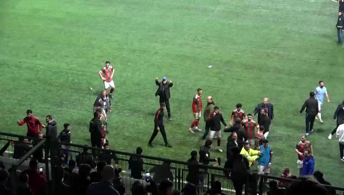 İstanbul Süper Amatör Lig Maçında Kavga: Polis Biber Gazıyla Müdahale Etti