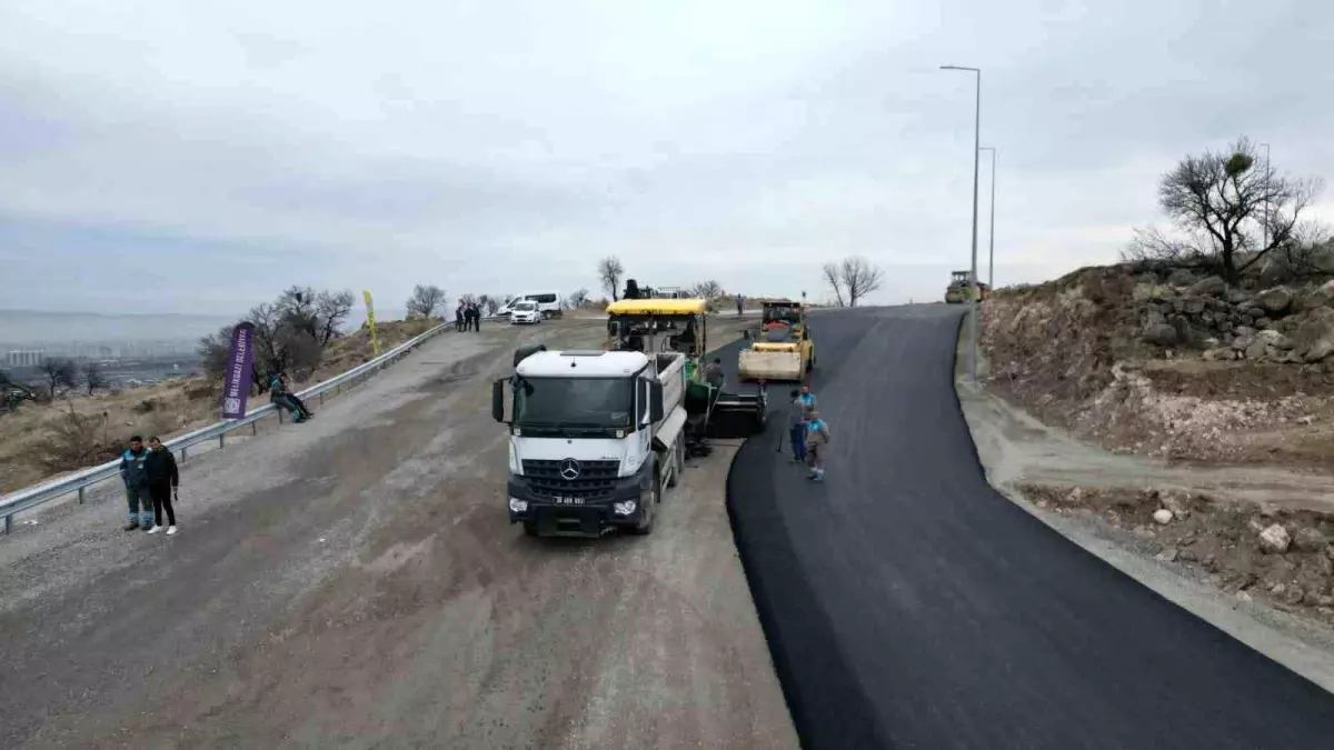 Melikgazi Belediye Başkanı, Erenköy Mahallesi\'nde yeni yol çalışmalarını inceledi