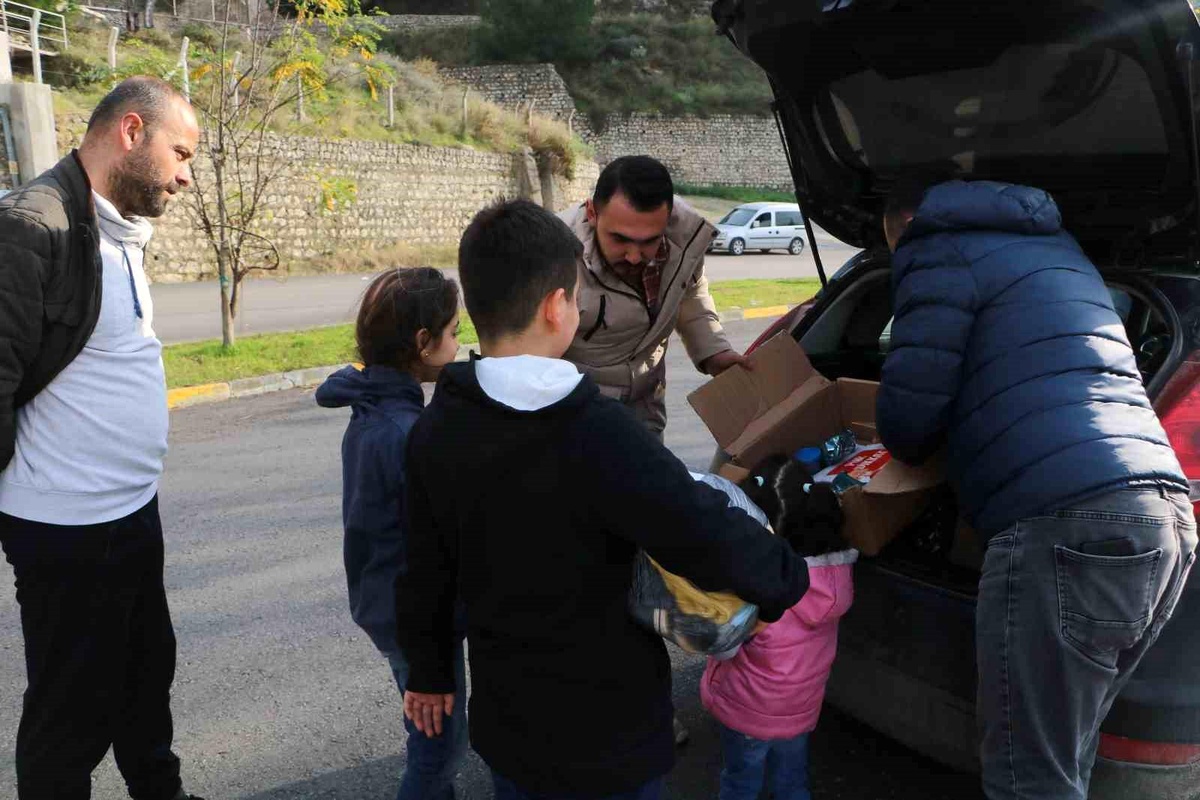 Depremzede Vatandaşlara Gönderilen Yardımların İçinden Çıkan Notlar Duygulandırıyor