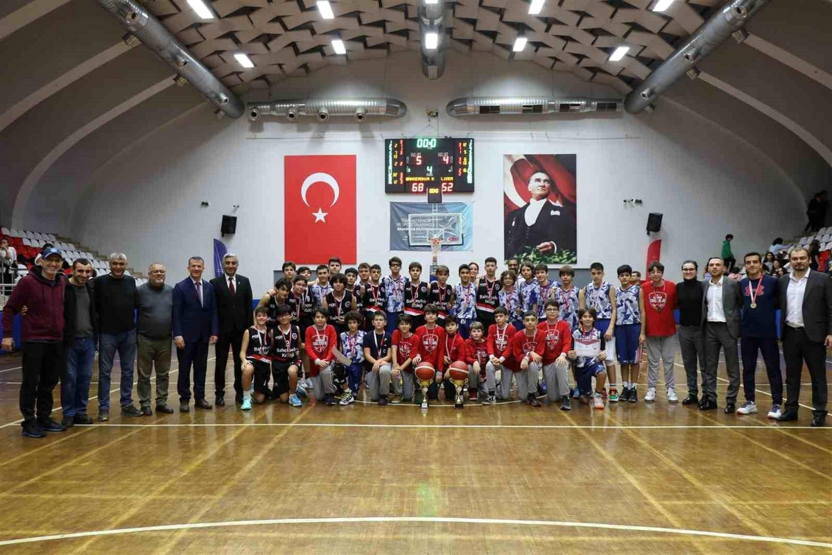 Aydın Gençlik ve Spor İl Müdürlüğü tarafından düzenlenen yıldız kızlar ve erkekler basketbol müsabakaları tamamlandı