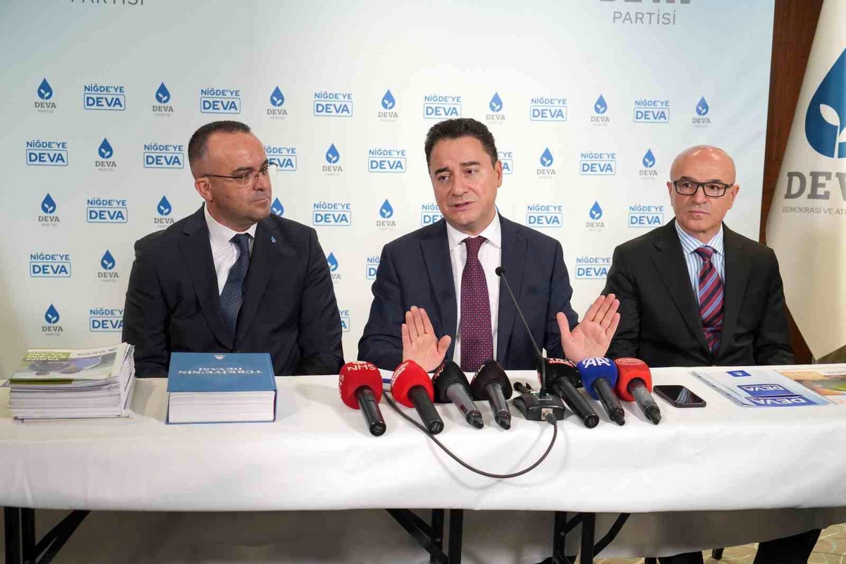 DEVA Partisi Genel Başkanı Ali Babacan, Niğde\'de belediye başkan adayını tanıttı