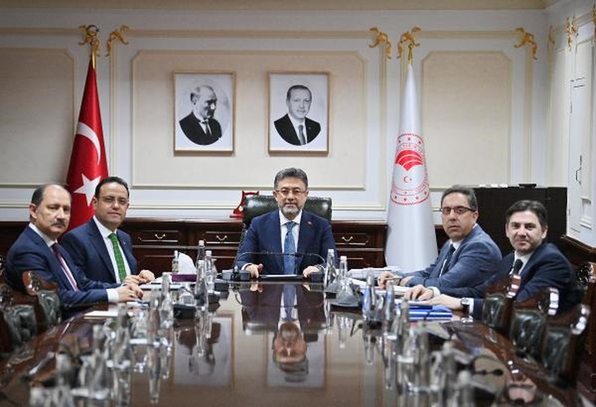 Tarım ve Orman Bakanı İbrahim Yumaklı, yardımcılarıyla 2024\'ün ilk toplantısını gerçekleştirdi