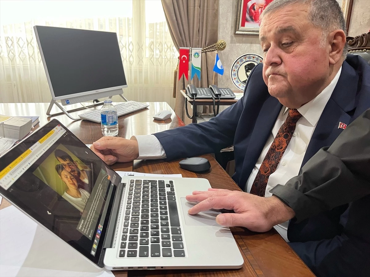 Bartın Belediye Başkanı Hüseyin Fahri Fırıncıoğlu, 2023\'e damga vuran olayların fotoğraflarını inceledi
