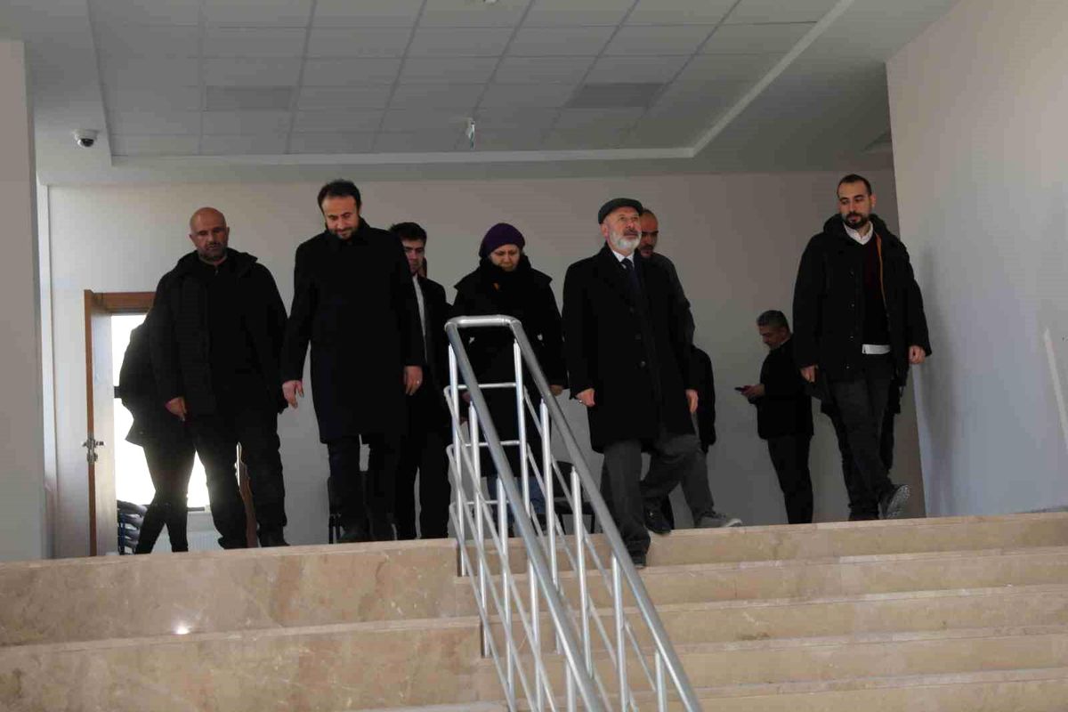 Kocasinan Belediye Başkanı Ahmet Çolakbayrakdar, Kayseri\'nin en büyük sosyal tesisi olan Kocasinan Akademi\'yi inceledi