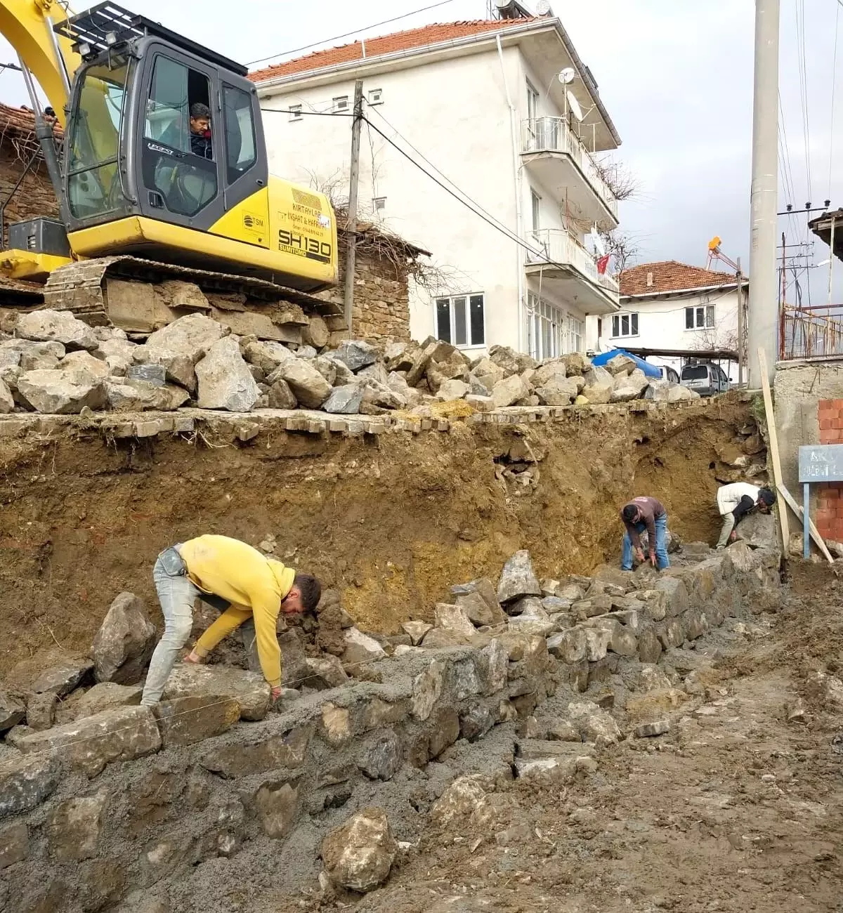 Kütahya Pazarlar ilçesinde yıkıma yüz tutmuş yol kenarındaki duvarlar yeniden yapılıyor