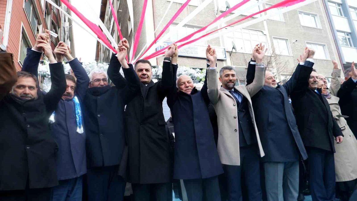 Cumhur İttifakı\'nın Erzurum Büyükşehir Belediye Başkan Adayı Mehmet Sekmen, Partililer Tarafından Coşkuyla Karşılandı