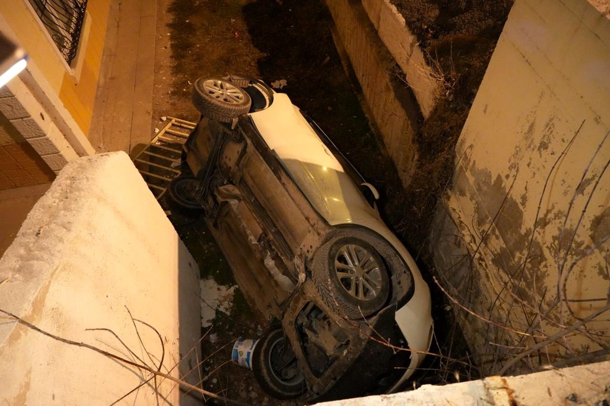 Bayburt\'ta otomobilin bahçeye uçması sonucu 3 öğretmen yaralandı