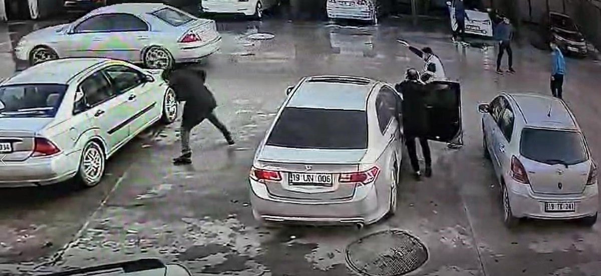 Çorum\'da akaryakıt istasyonunda silahlı saldırıya uğrayan şahıs yaralı olarak kaçtı