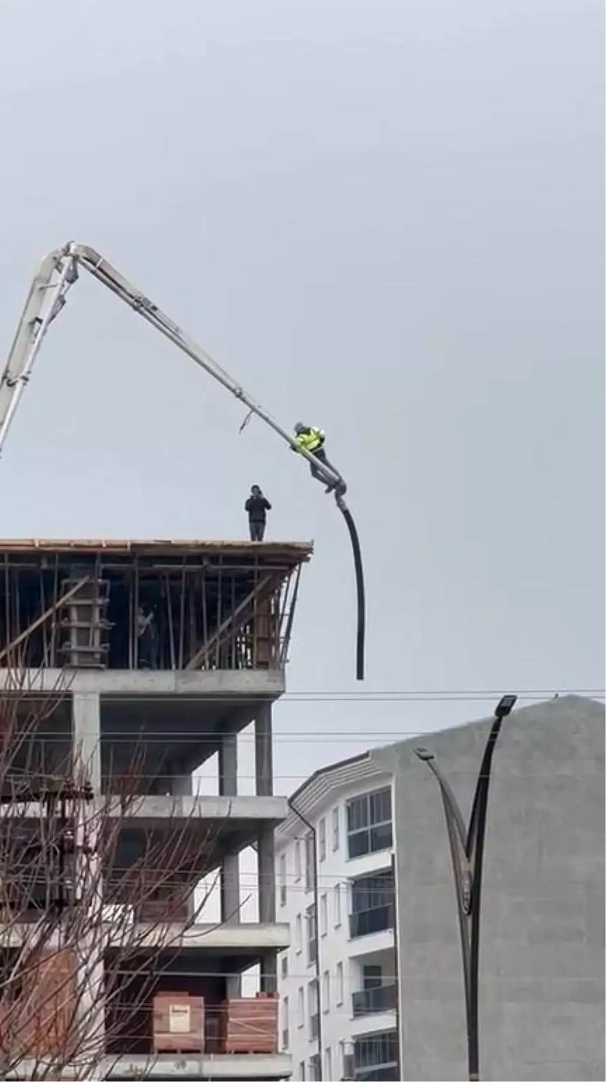 Afyonkarahisar\'da İşçi Beton Pompasının Üstüne Çıkarak Ölüme Meydan Okudu