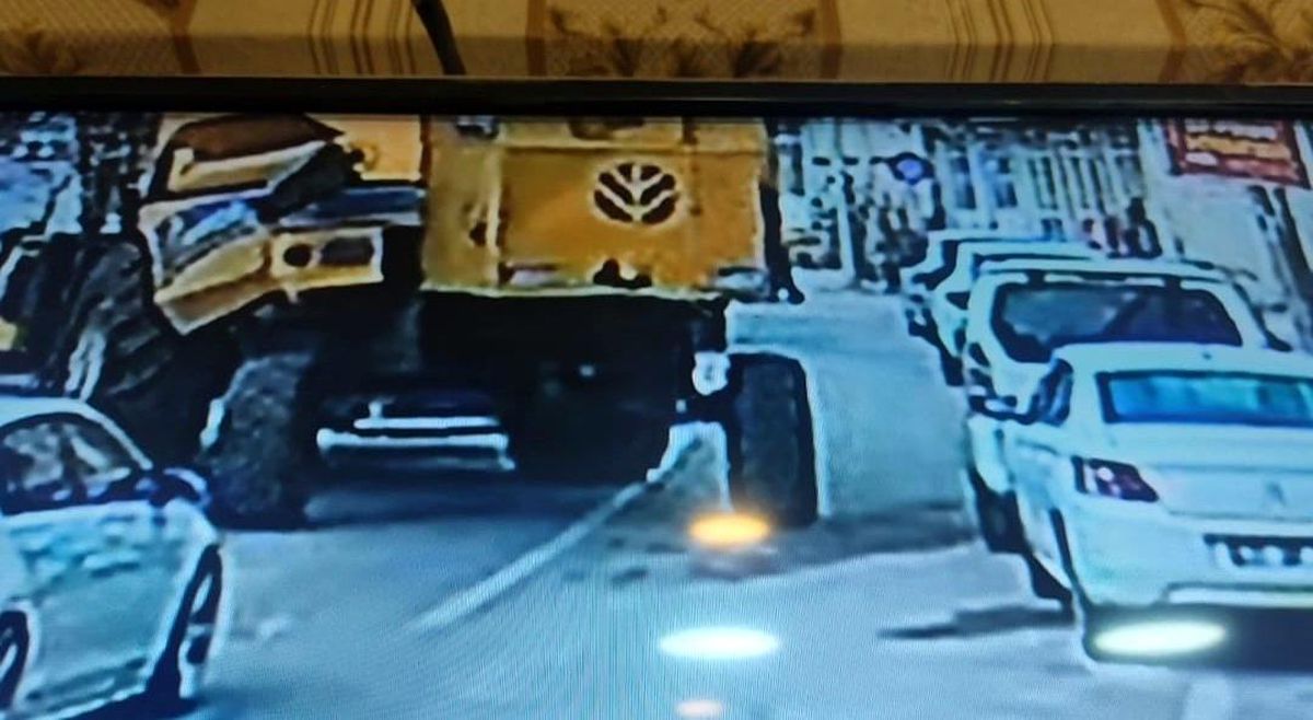 Mardin\'de Biçerdöver Sürücüsü Park Halindeki Araça Çarptı