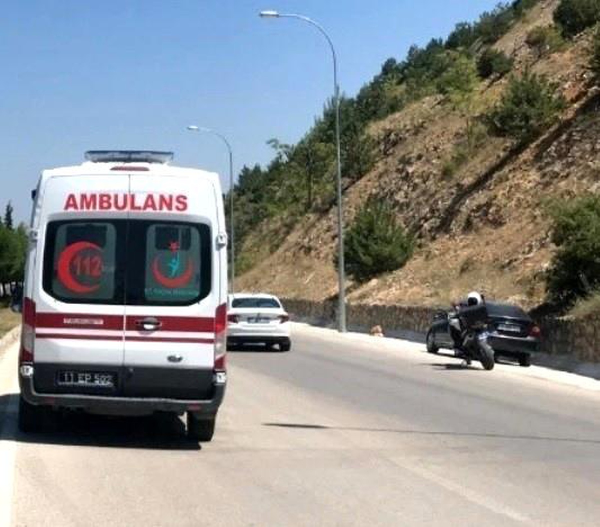 Bilecik\'te seyir halindeki araç istinat duvarına çarptı, sürücü yaralandı