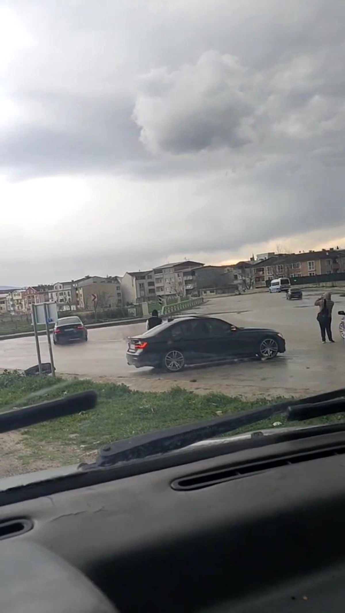Bursa\'da otomobil ile drift atan sürücü kameraya yansıdı