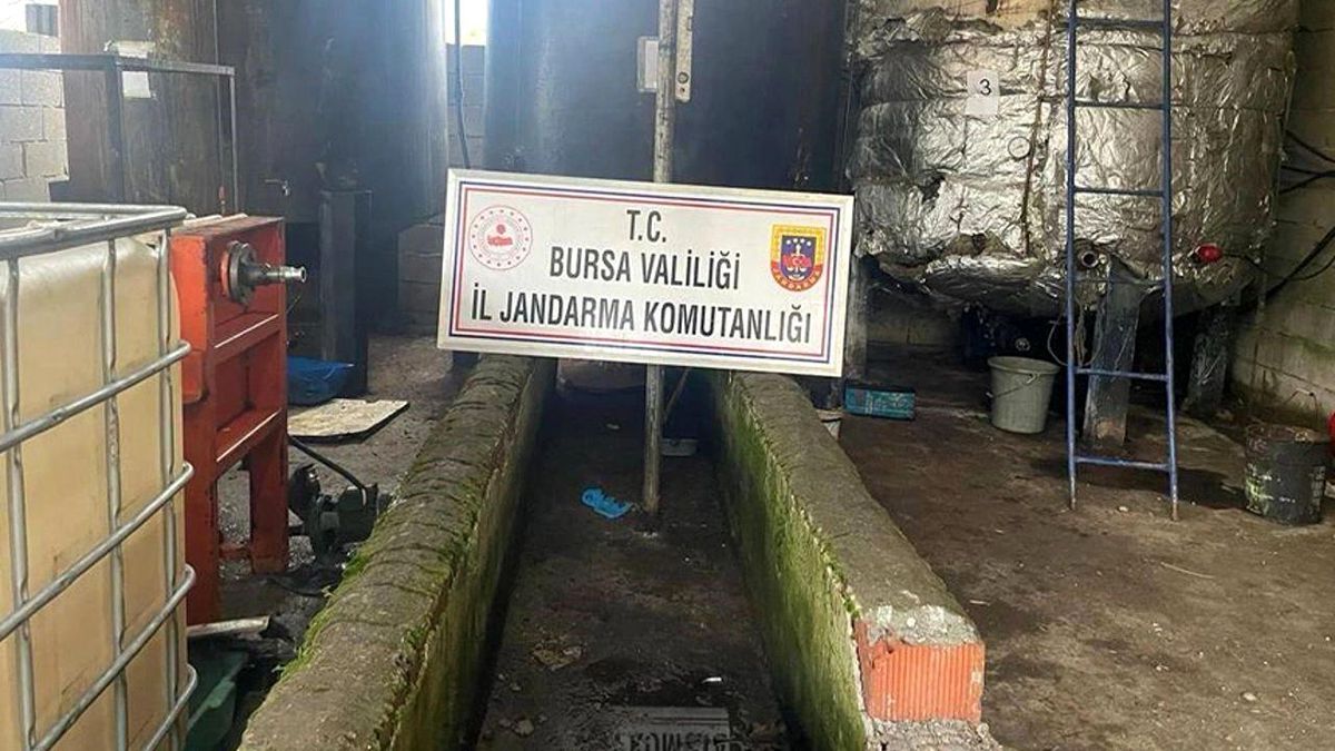 Bursa İl Jandarma Komutanlığı, kaçak akaryakıt operasyonunda 5 bin litre motorin ele geçirdi