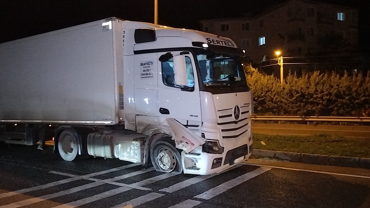 Bursa\'da kamyonet ile tır çarpıştı: 1 yaralı
