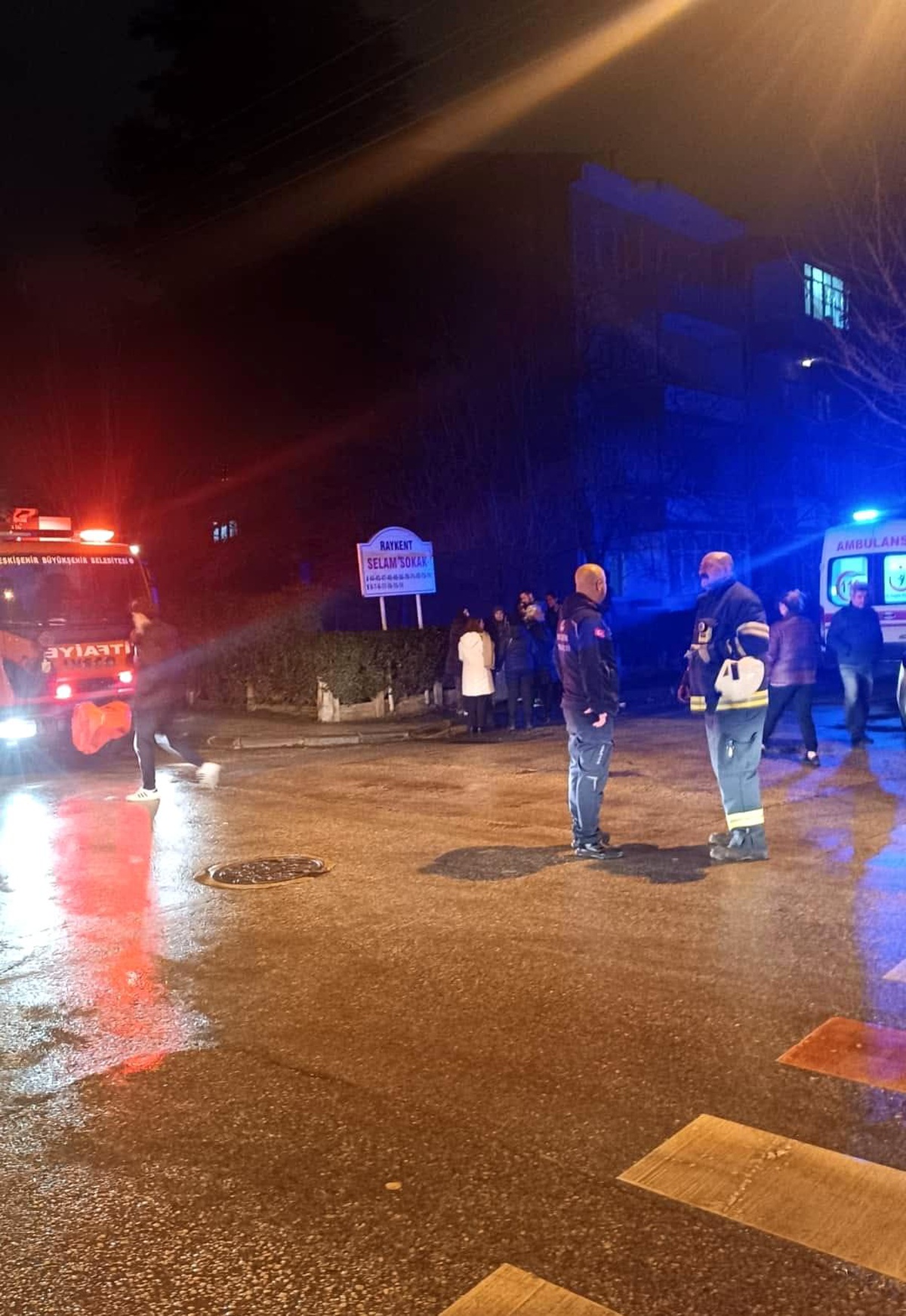 Eskişehir\'de Çocuğun Çakmakla Oynadığı Yangında 16 Kişi Hastaneye Sevk Edildi
