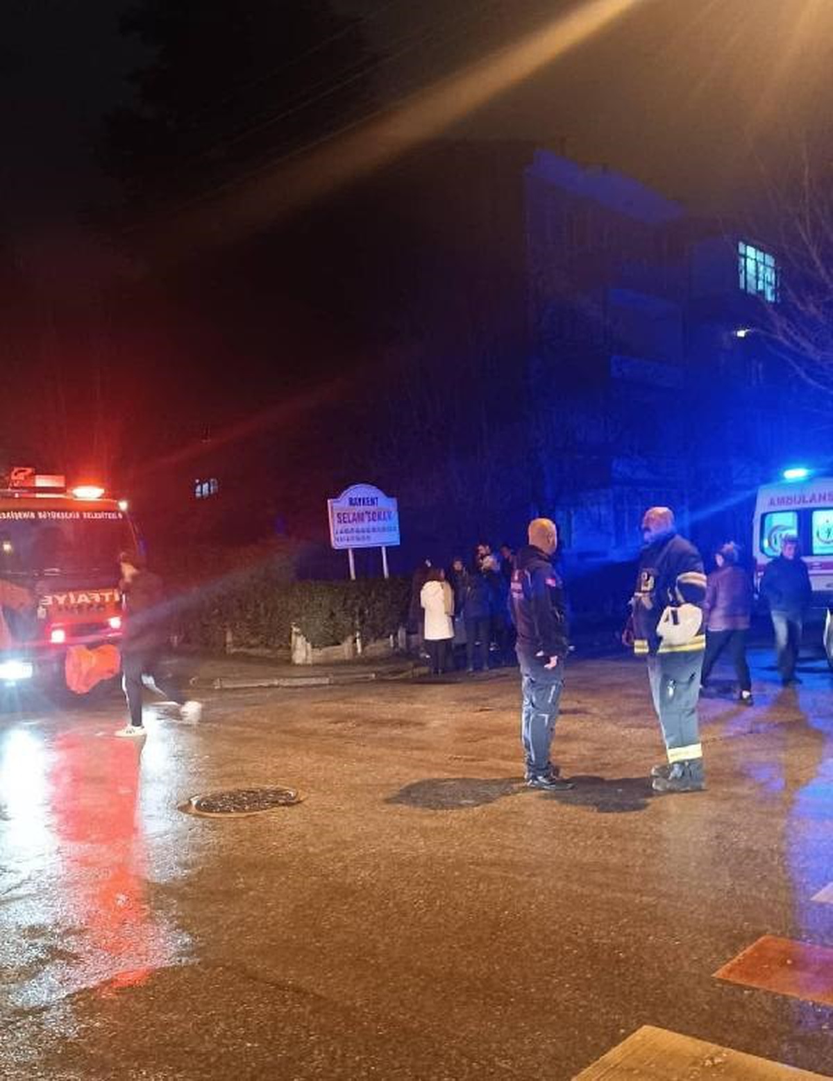 Çocuğun çakmakla oynadığı yangın Eskişehir\'de paniğe neden oldu