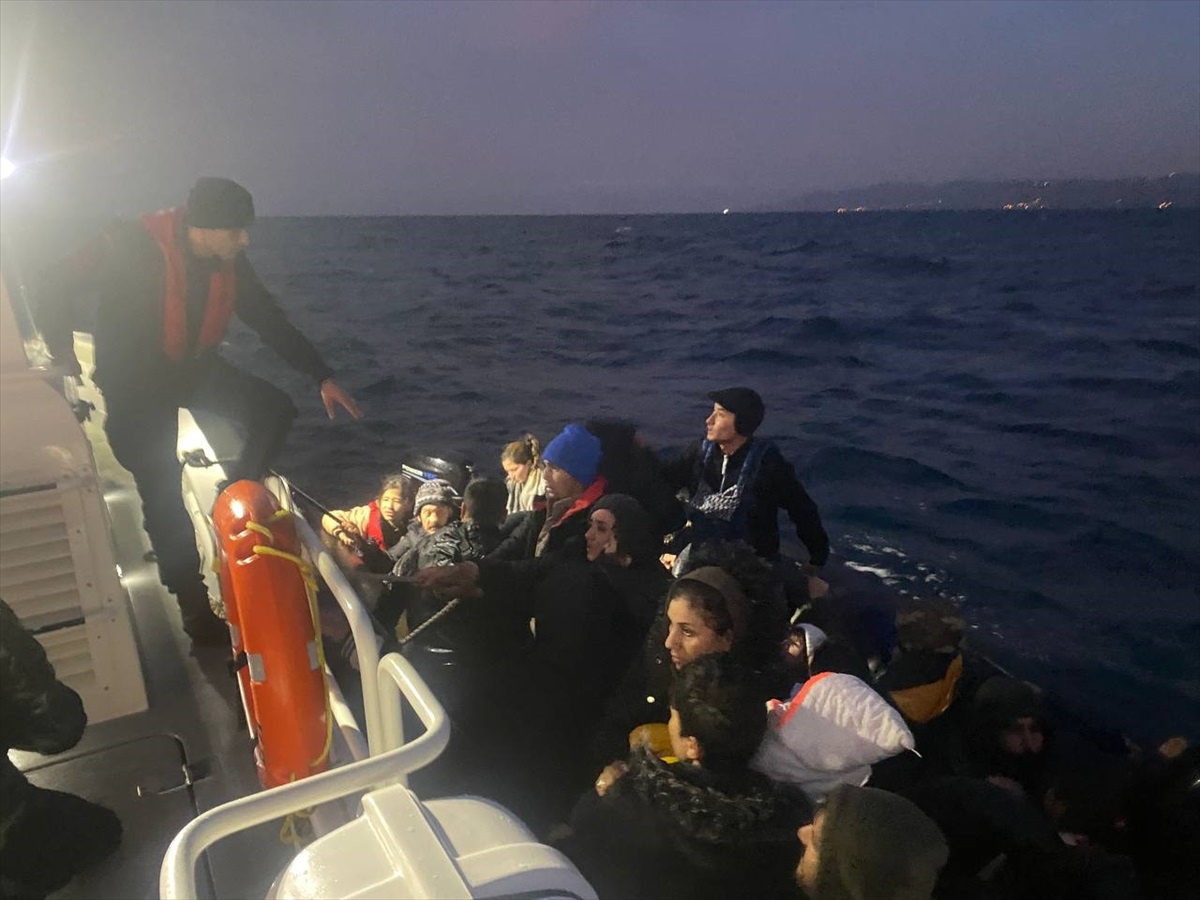 Çanakkale\'de lastik bot içinde 40 Afganistan uyruklu düzensiz göçmen yakalandı