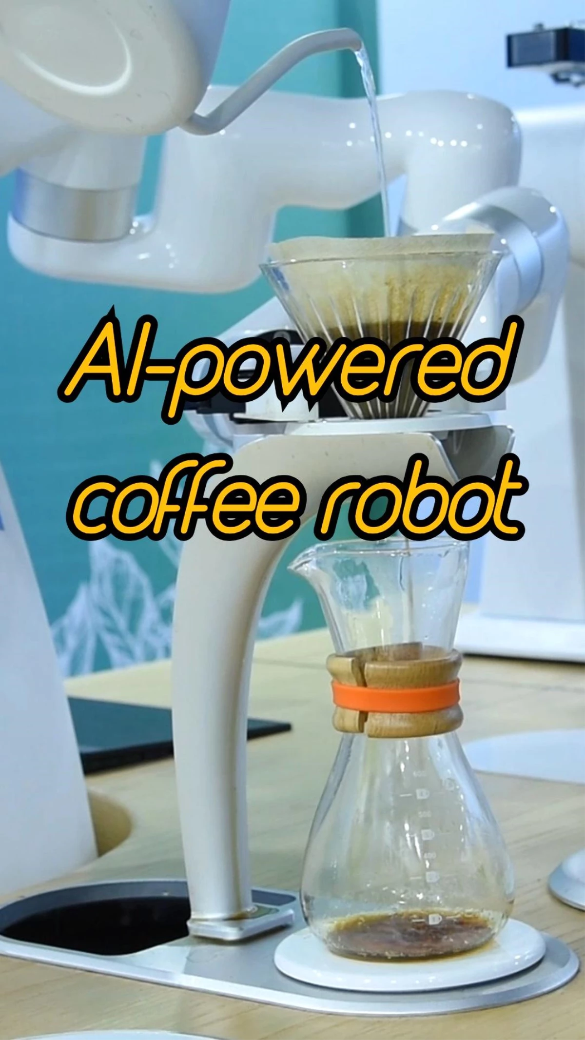 Kahve yapan robotun çeşitli görüntüleri