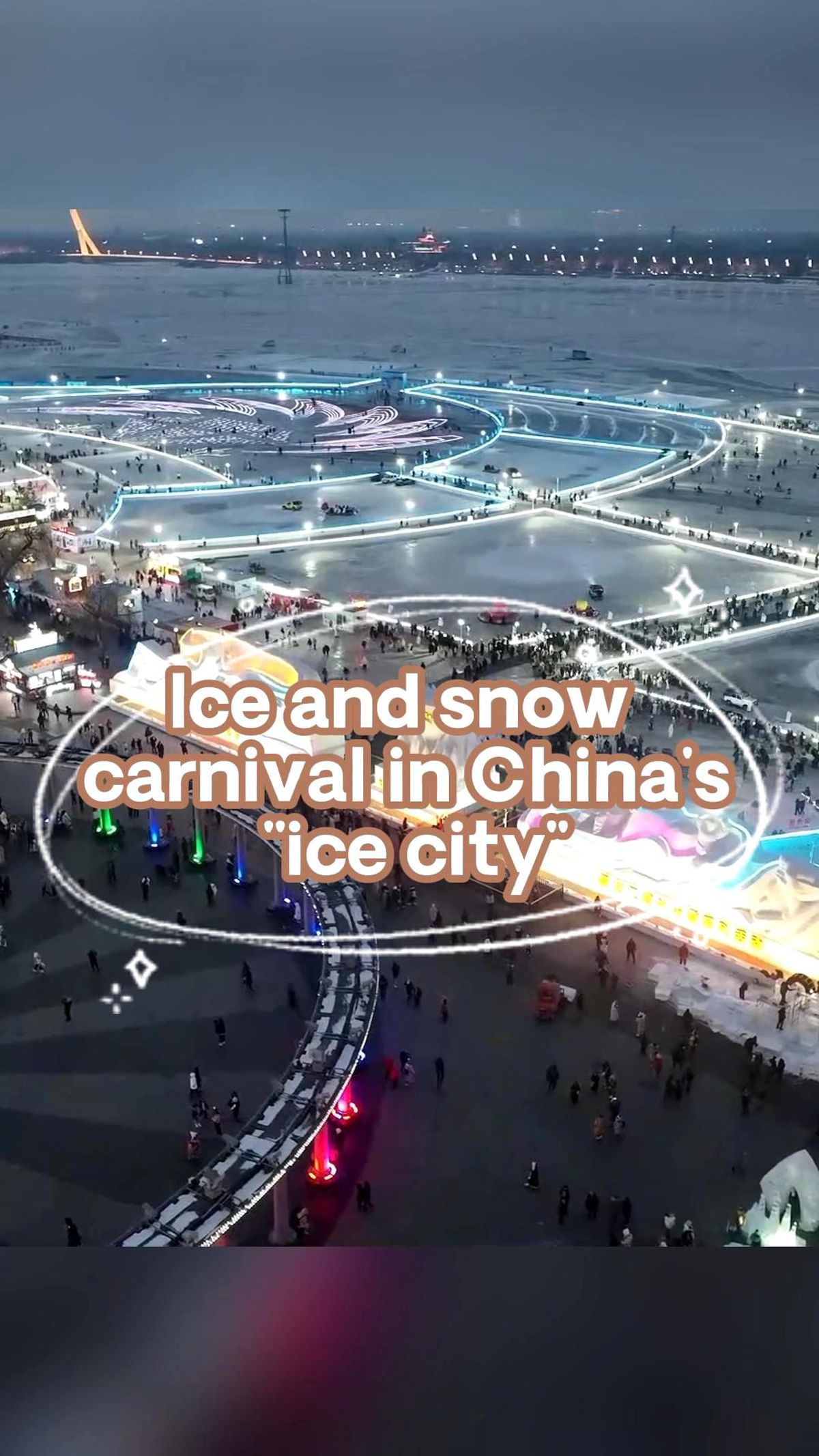 Harbin\'de Donmuş Nehir Üzerinde Buz ve Kar Karnavalı
