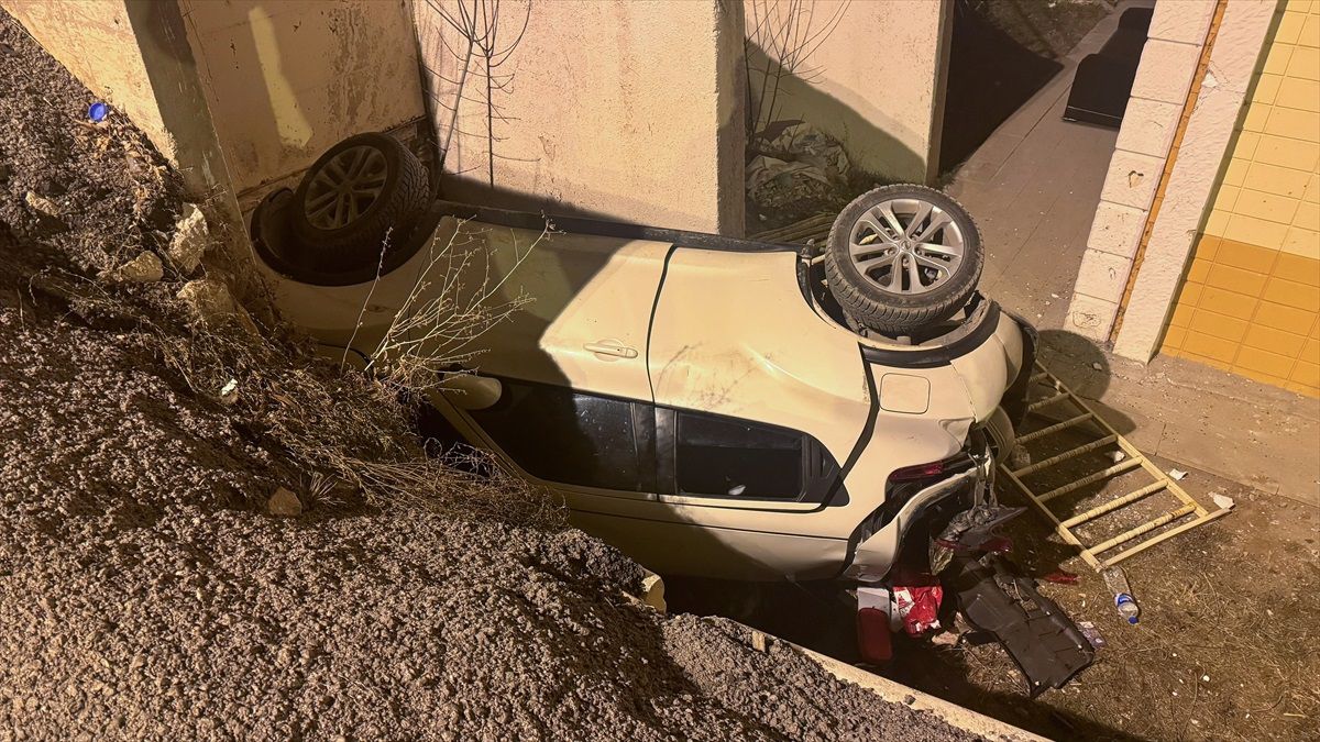 Bayburt\'ta Cipin İstinat Duvarından Düşmesi Sonucu 3 Kişi Yaralandı