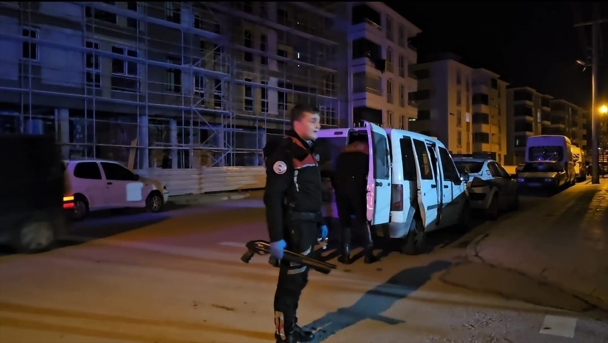 Çorum\'da tehdit iddiasıyla gözaltına alınan 5 kişinin evlerinde silah ve bıçak ele geçirildi