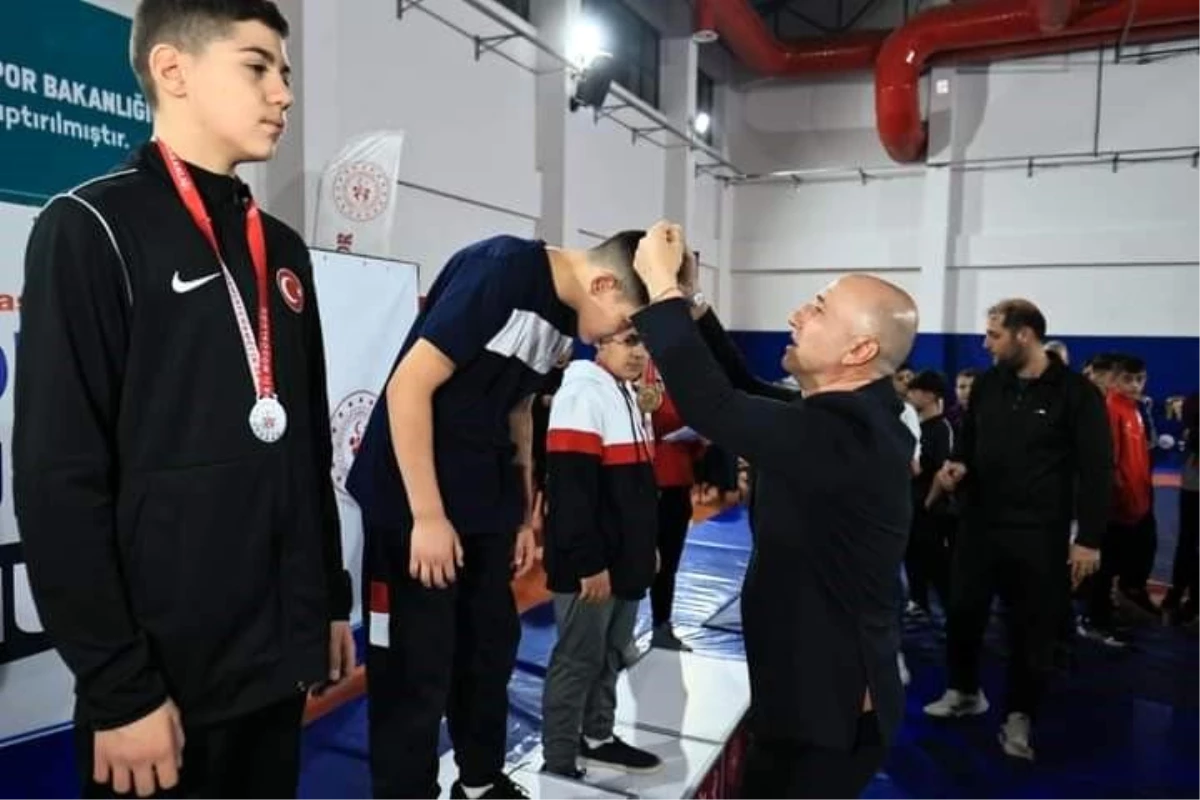 Denizli Sarayköy Belediyesi ile Gençlik ve Spor İl Müdürlüğü\'nün koordinesinde düzenlenen U13-U15 Grekoromen Güreş Turnuvası