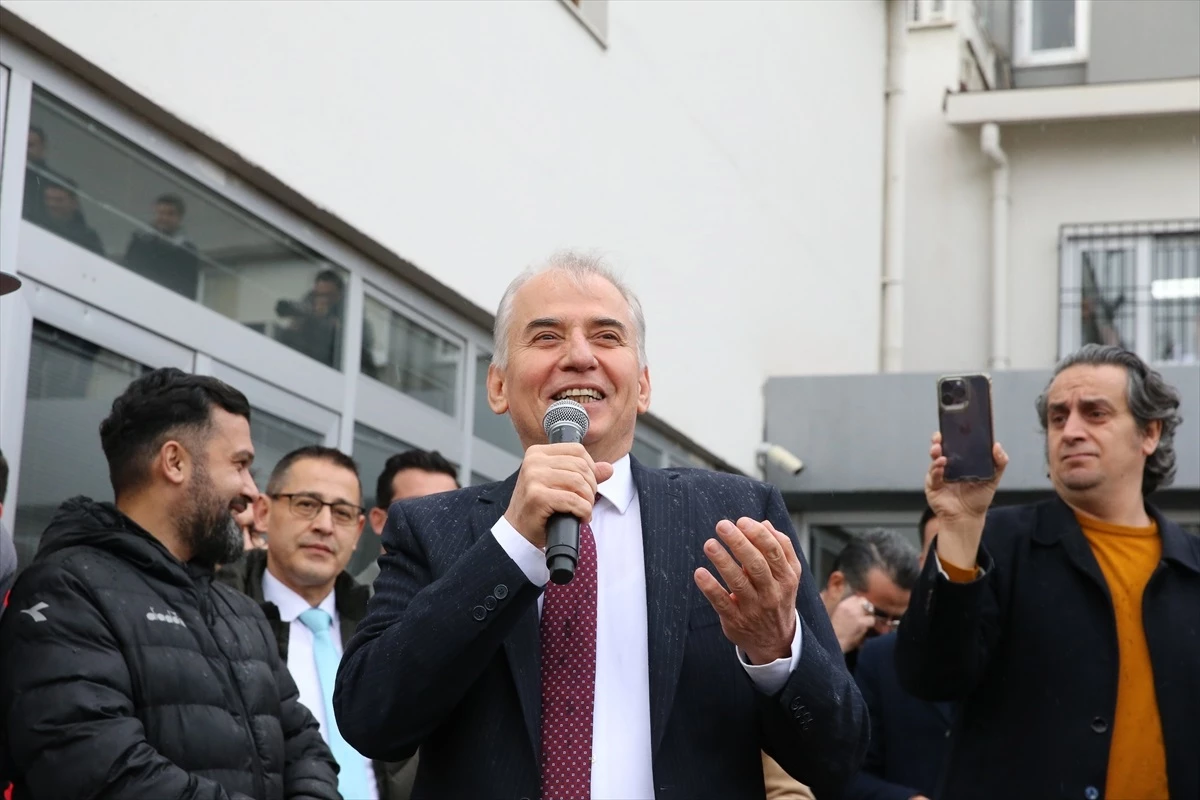 Denizli Büyükşehir Belediye Başkanı Osman Zolan, partililerce karşılandı