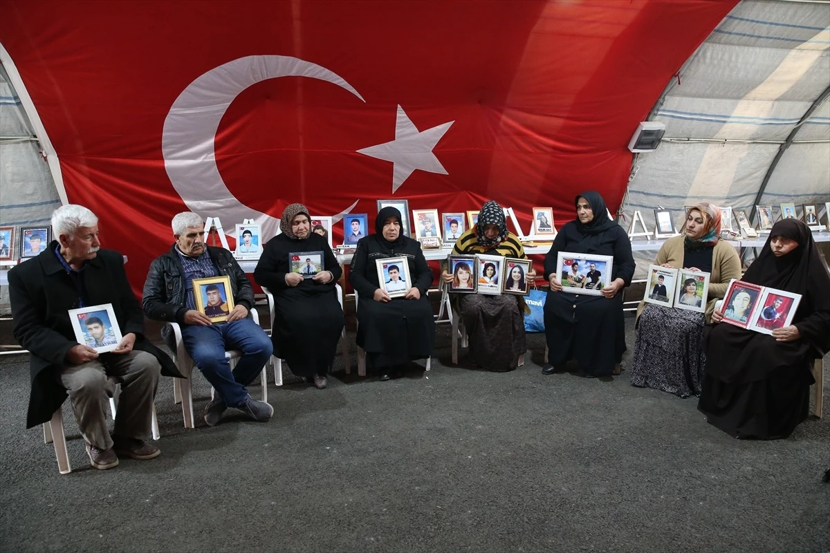 Diyarbakır Anneleri HDP İl Binası Önünde Oturma Eylemini Sürdürüyor