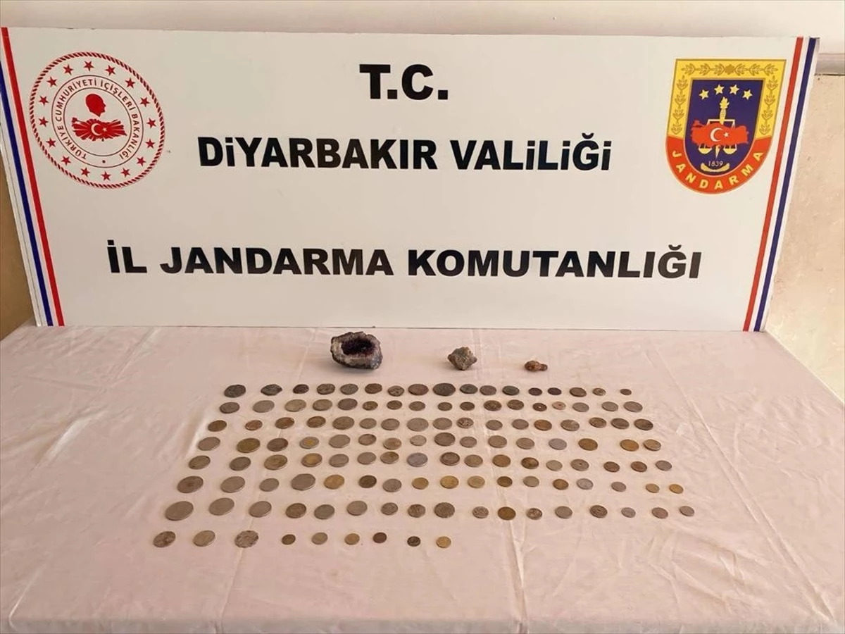 Diyarbakır\'da 127 sikke ve 3 değerli taş ele geçirildi