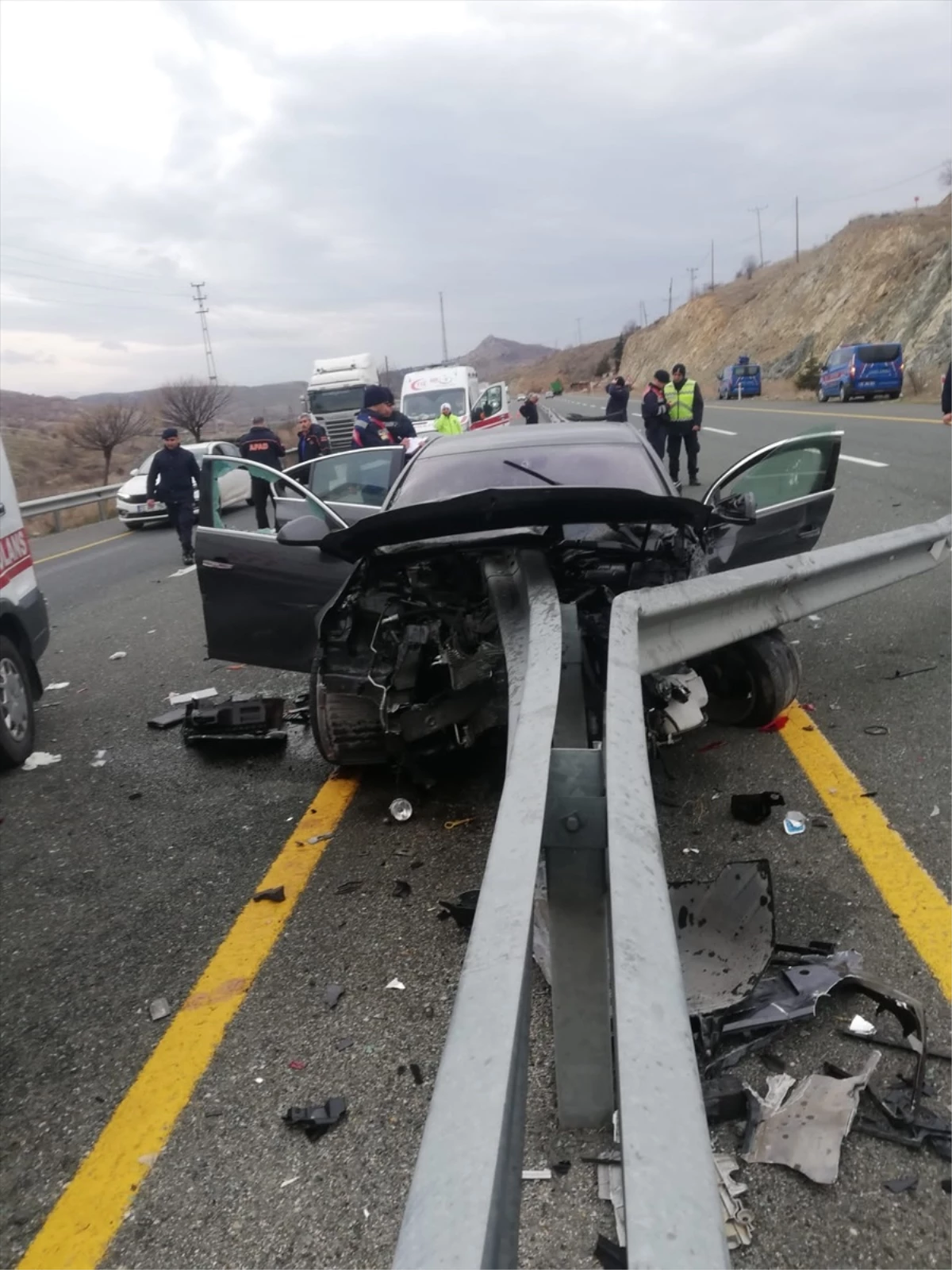 Elazığ\'da otomobilin bariyere çarpması sonucu 1 kişi öldü, 1 kişi yaralandı