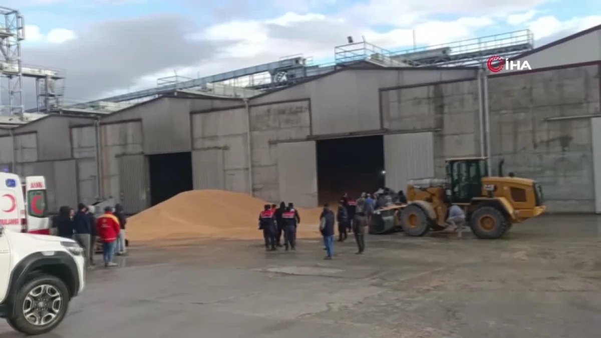 Erpiliç\'te feci iş kazası: Tonlarca mısırın altında kalan işçi hayatını kaybetti