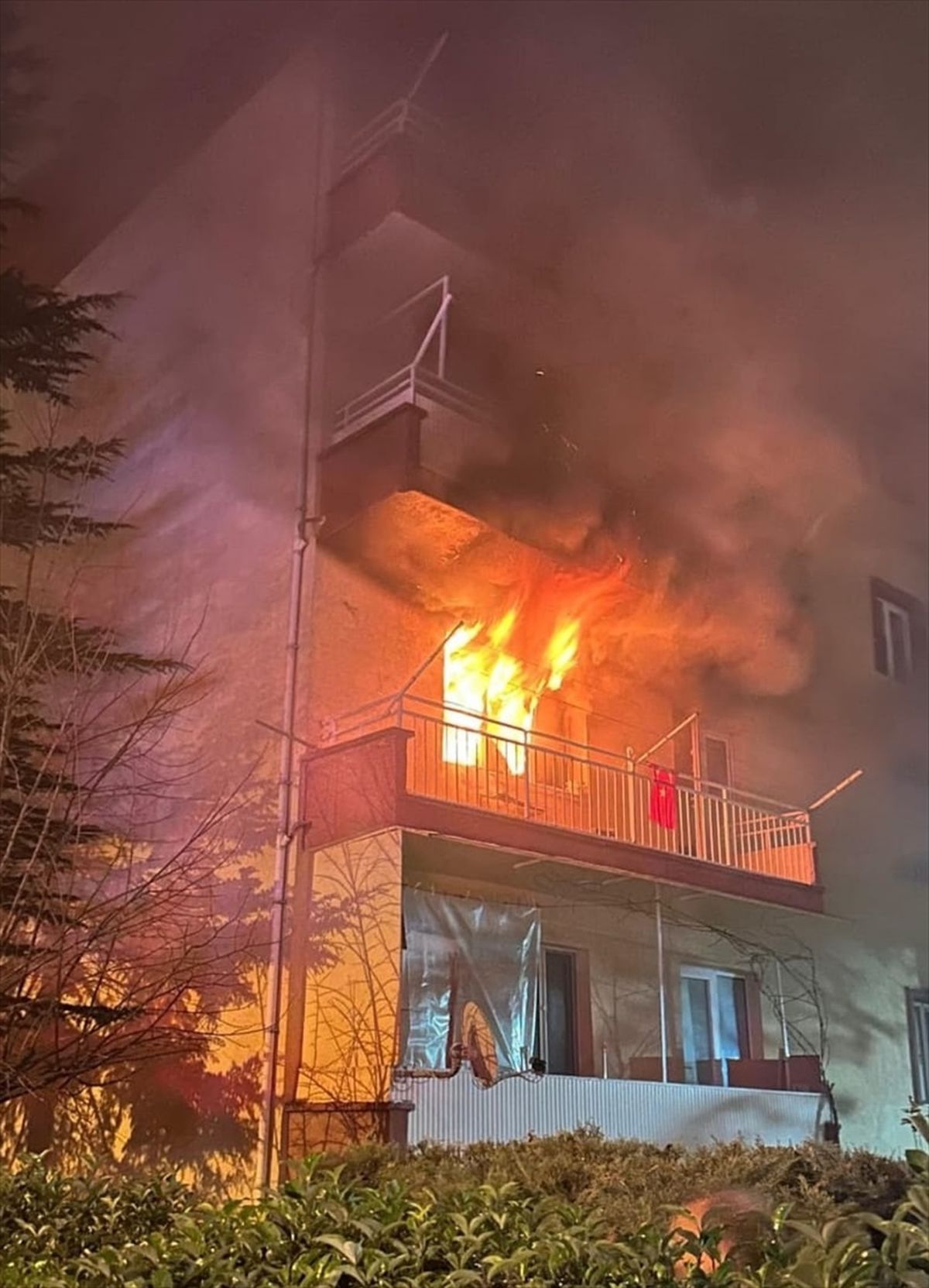 Eskişehir\'de çıkan yangında 16 kişi dumandan etkilendi