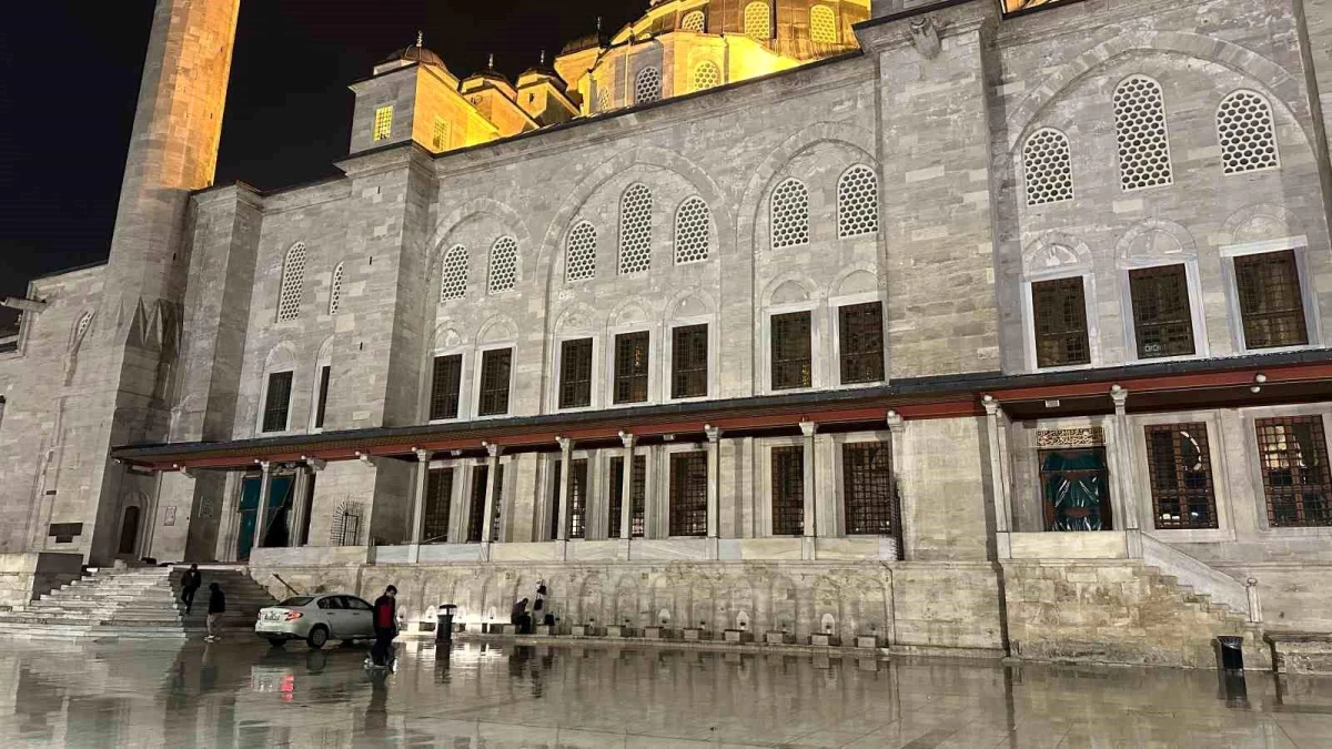 Fatih Camii\'nde Slogan Atan ve Bıçaklayan Zanlı Yakalandı