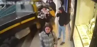 Freni boşalan kamyonet yayaları ezip dükkana daldı