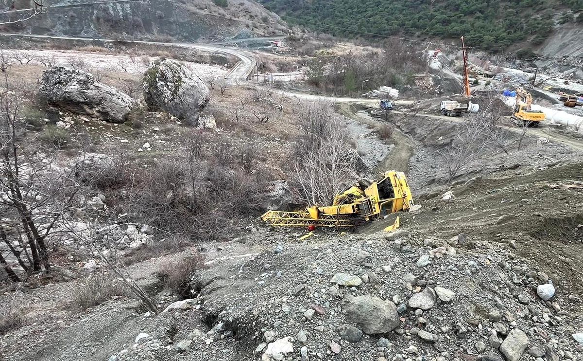Adıyaman\'da freni boşalan vinç şarampole devrildi, operatör yaralandı