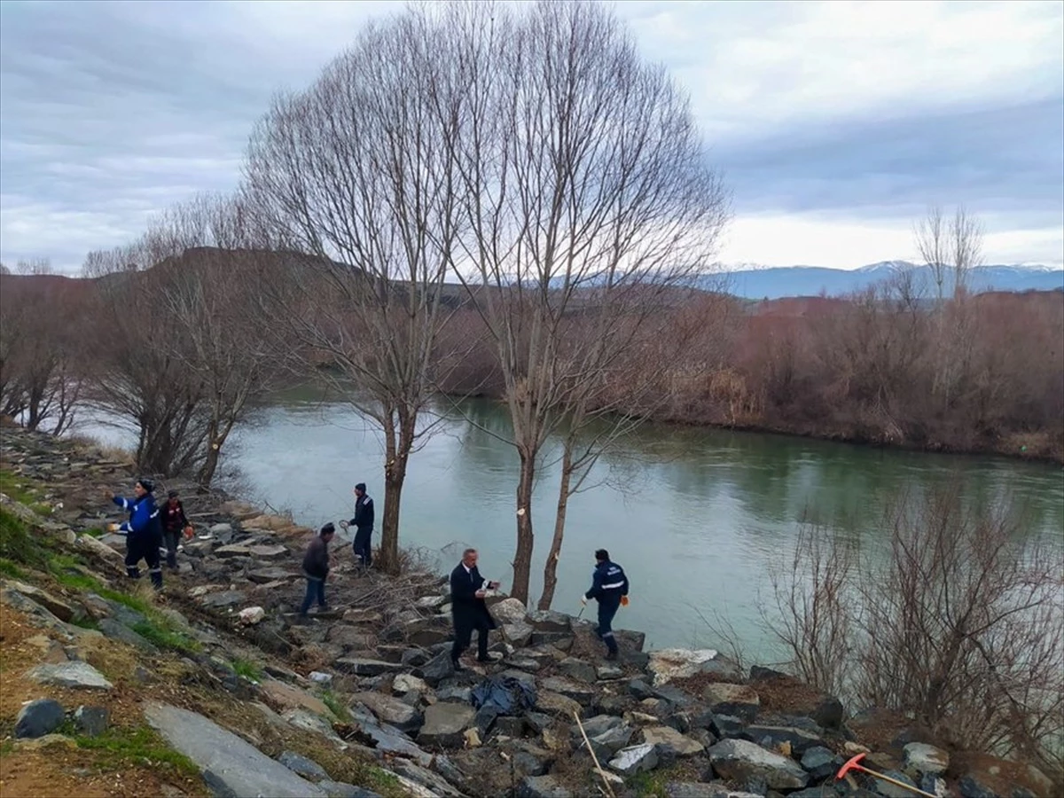 Genç Belediyesi Murat Nehri\'nde çevre temizliği yaptı
