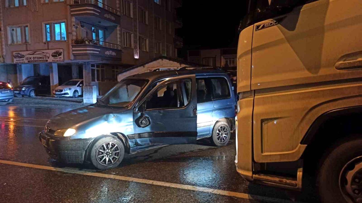 Samsun\'da tırın çarptığı araç sürücüsü yara almadan kurtuldu