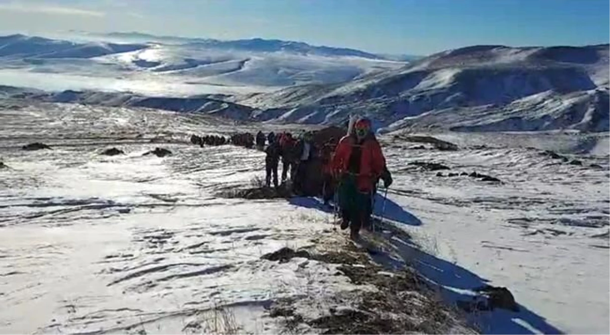 Iğdırlı dağcılar Sarıkamış Şehitleri için Allahuekber Dağı\'na tırmandı