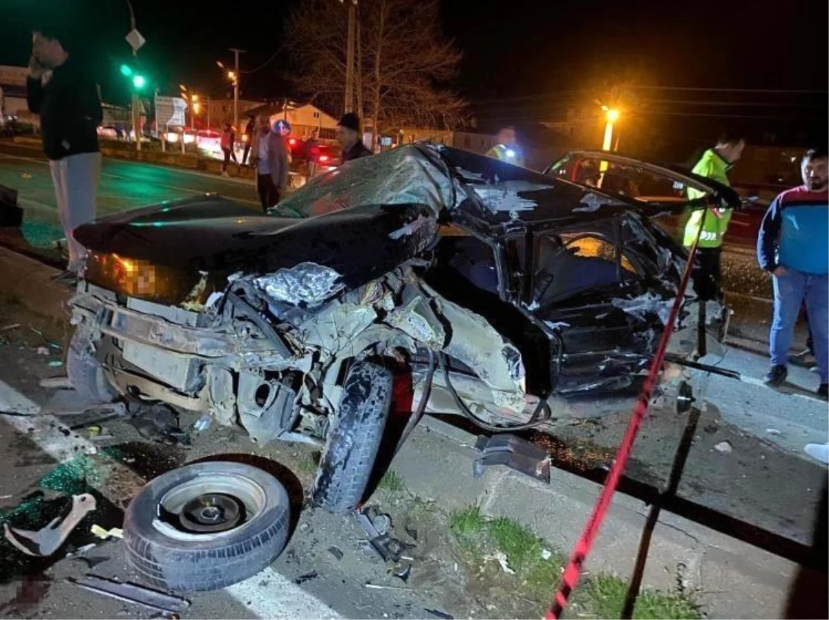 Hendek\'te kırmızı ışıkta geçen kamyon, gençlerin içinde bulunduğu otomobile çarptı