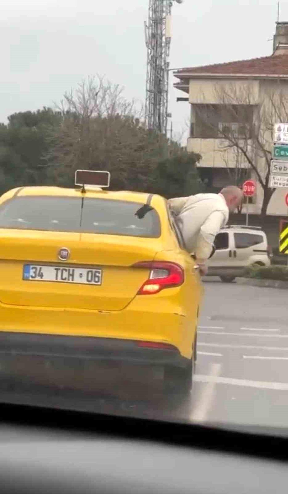 Bayrampaşa\'da taksiye binen sarhoş müşteri, seyir halindeyken camdan alkol aldı ve dans etti